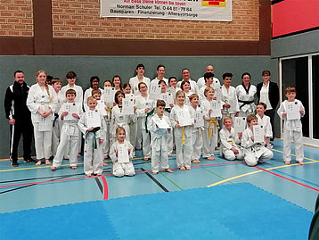 Alle 31 erfolgreichen Taekwondo-Sportler nach der Prüfung in der TSG Hatten-Sandkrug e.V.