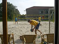 Bild von Leuten beim Beachvolleyball spielen
