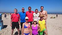 Gruppenbild der Volleyballer beim Beachvolleyball am Strand